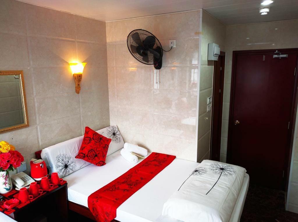 הונג קונג Hostel 16 Paris Guest House Block E Reception 10Th Floor מראה חיצוני תמונה